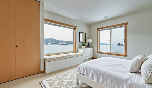 Waterfront private cabin just 5 miles from downtown Ketchikan