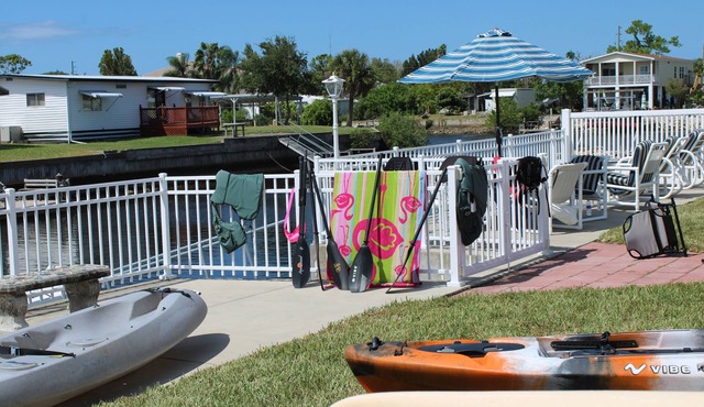Waterfront/private dock. 4 kayaks and a canoe included! Pet friendly💕🐾🐠