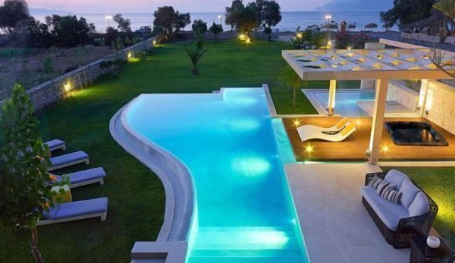 Waterfront Private Peaceful Luxury Family-Friendly ONLY 10 steps from the sea