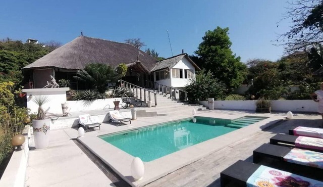 waterfront private property, 12 guests,7 beds swimmingpool and directacces beach