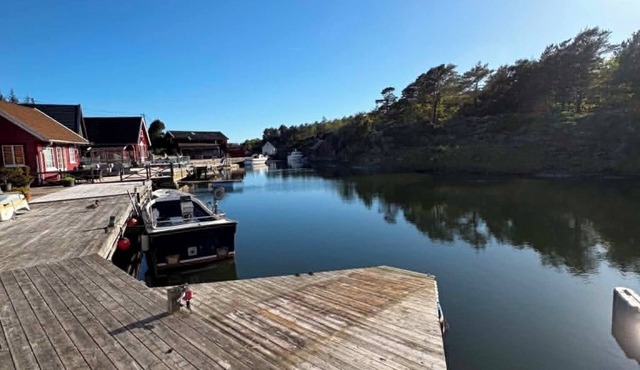 Waterfront quaint 4-bedroom cabin in adorable Kristiansand for relaxing stays
