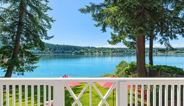 Waterfront ~ Really Unique ~ Charming Northwest Getaway