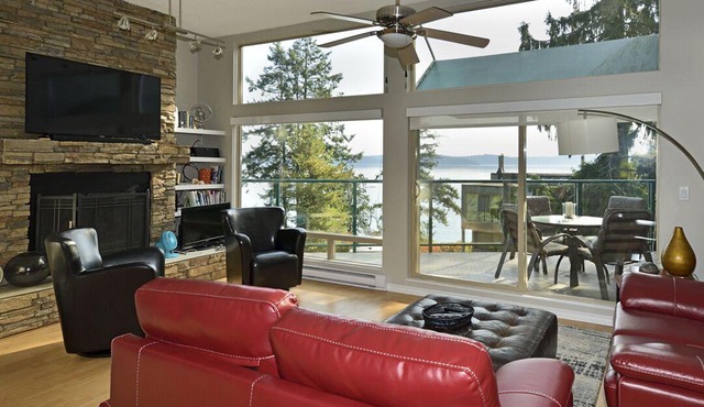 Waterfront Renovated unit 2 bed 2 bath with pools & boat dock sleeps 6