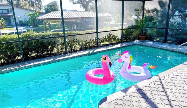 Waterfront Retreat! Heated Pool, Kayaks, Fishing, Boat Lift, Dogs, Autism Aware