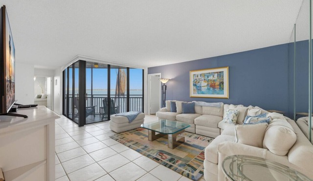 Waterfront Retreat in St. Petersburg – Spacious 2-BR Condo with Balcony & Pool