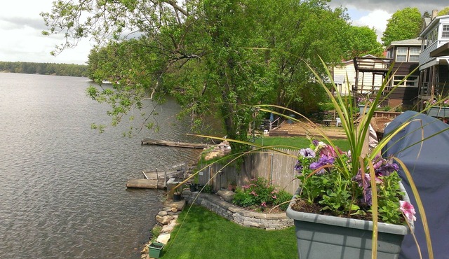 Waterfront Retreat: 2BR with Huge Deck on Lake Lashaway Views in E. Brookfield!