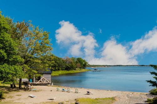 Waterfront Rockwood Resort with Private Beach and BBQ