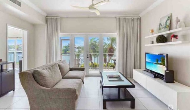Waterfront Sanctuary Cove, 2Bed 2Bath, King Bed, Pool, Porch at Grand Harbour.