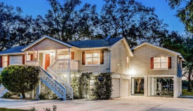 WATERFRONT, Sleeps 16,2 Docks, POOL,fire pit, FREE Boats/Wedding VENUE