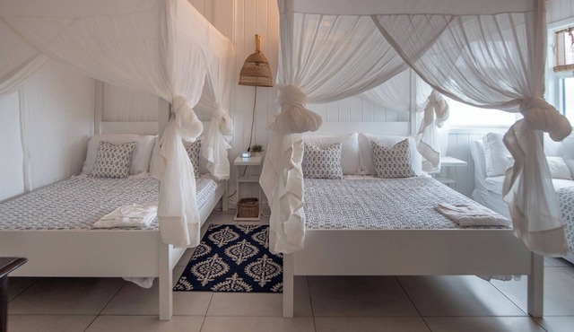 Waterfront Spacious 5-bedroom villa in Mamora Bay,Watersports Games room,