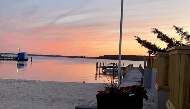 Waterfront, spectacular sunsets, private beach, and Dock Sept wknds still avail
