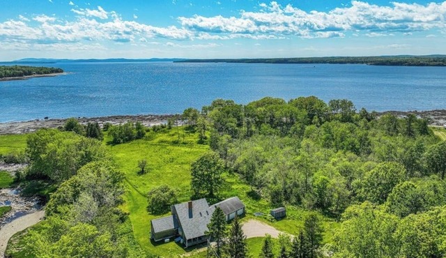 Waterfront stay with scenic deck, grill, smart TVs, shore access - dog-friendly