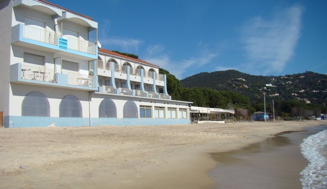 Waterfront studio on CAVALIERE beach