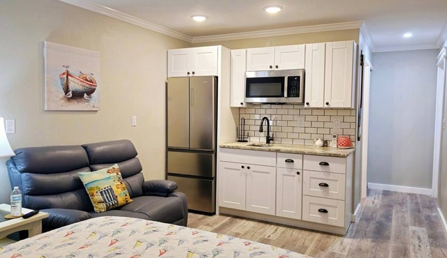 Waterfront Studio w/Bay Access, Kayaks. Bring Your Boat – Adventure Awaits!