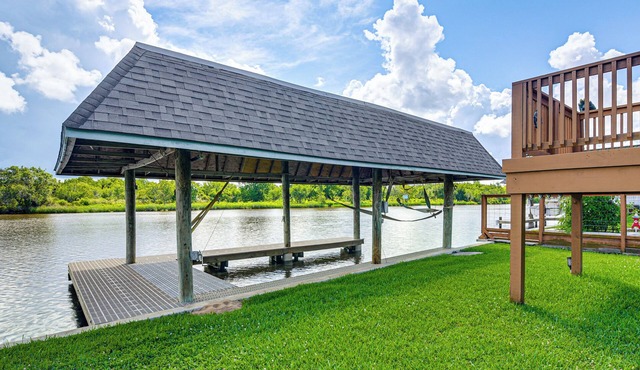 Waterfront Studio w/ Dock, 8 Mi to Kemah Boardwalk