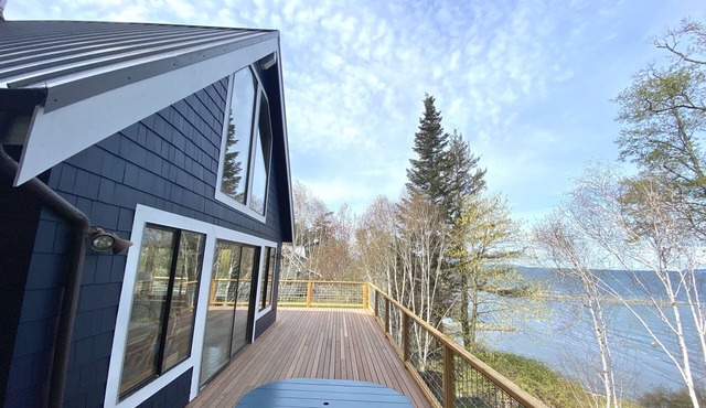 Waterfront sunset cabin - 2 bedrooms + sleeping loft