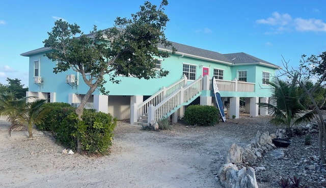 Waterfront 3-bedroom 3-Bath/AC/WiFi/BoneFish/gorgeous North Caicos TCI.