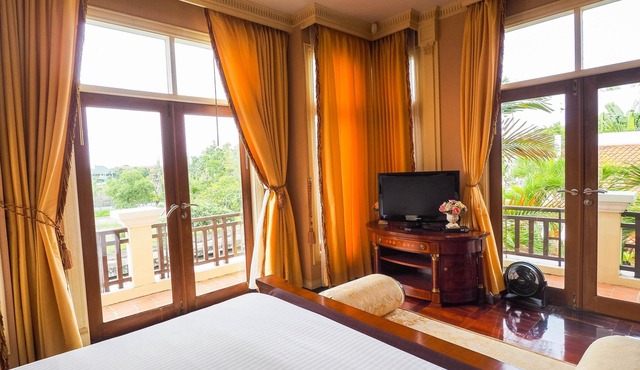 Waterfront 3BR Pool Villa near Yacht Club Pattaya