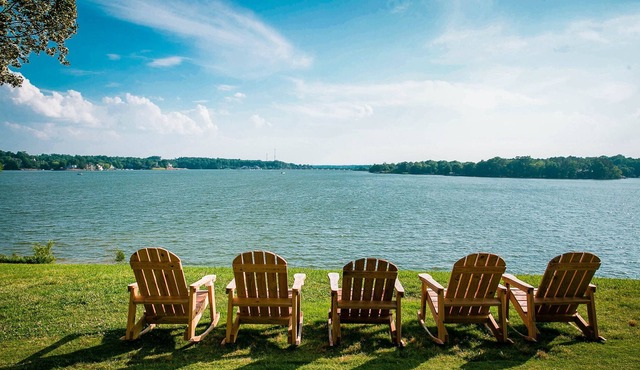 Waterfront Two Bedroom Cabin #17 on the lake at Long Cove Resort by RedAwning