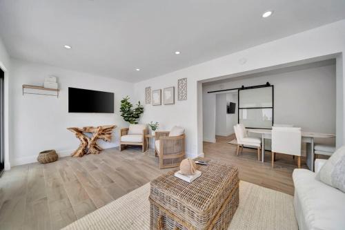 Waterfront Unit #3 20 Min Walk to Beach and Shops