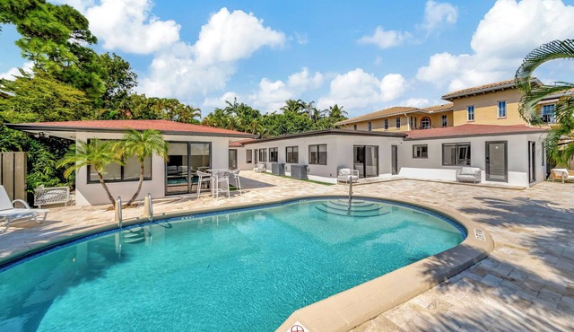 Waterfront Unit #2 20 Min Walk to Beach, Shops and Restaurants
