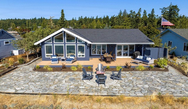 Waterfront View Retreat on Swinomish Channel – 2BR + Den - 30 Day Stay Min