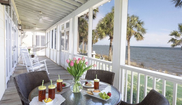 Waterfront View w/pool Cottage - Min from Downtown!