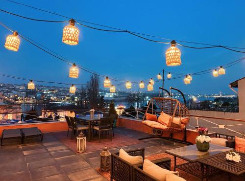 Waterfront Villa by the Tram - Private Terrace with Dome & Golden Horn View in Fatih