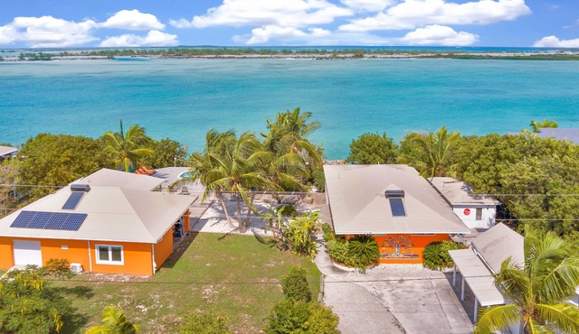 Waterfront Villa with Private Pool & Dock Overlooking Moriah Cay National Park