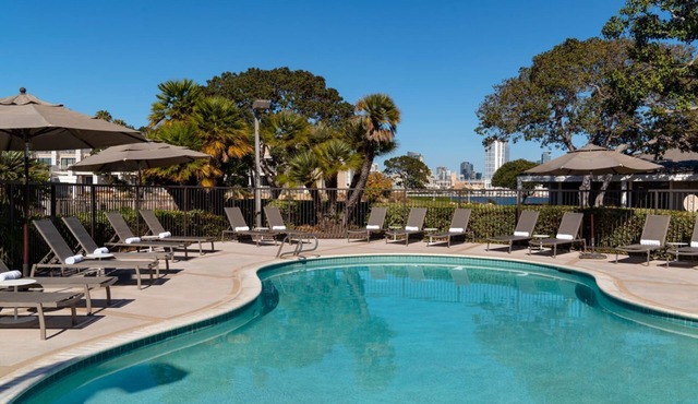 Waterfront w/Pool - Cozy studio/FREE PKG