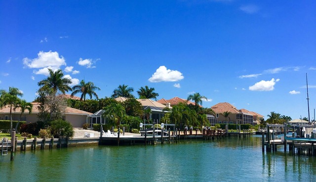 Waterfront w/quick direct access to Gulf/15-20 min walk to Tigertail & Esplanade
