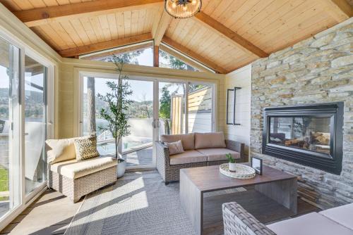 Waterfront Washington Getaway w/Hot Tub & Deck!