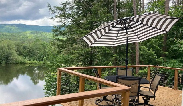Waterfront White Mountain cabin retreat with amazing views