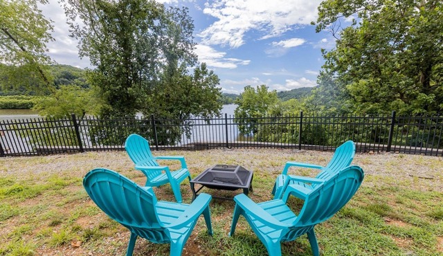 Waterfront with Great Views of Claytor! 3BS5