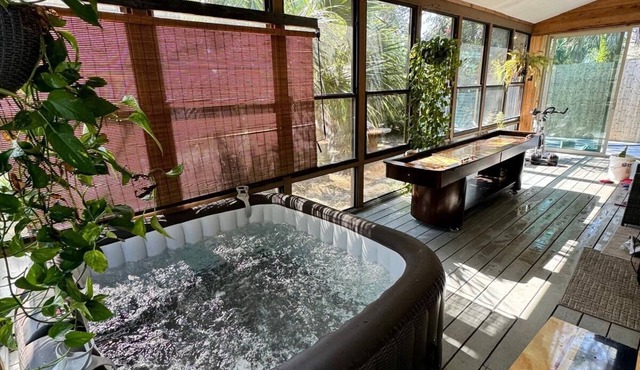 Waterfront Zen-Dock, Paddleboards, Jacuzzi & Games