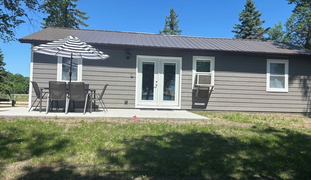 Waters Edge Cabin on Big McDonald Lake-Pickleball-Bike path-swimming-fishing