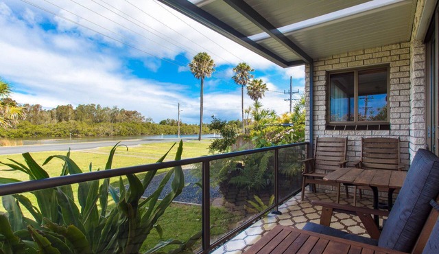 Waterside at Point Road three bedroom family home with Wi-Fi just across from the lake