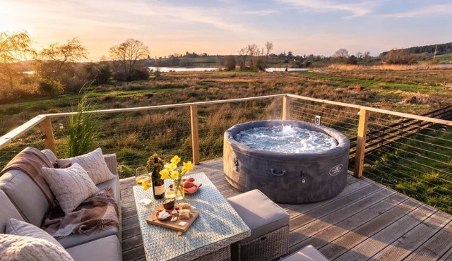Waterside Cabin | Cavan Lakes | Hot Tub