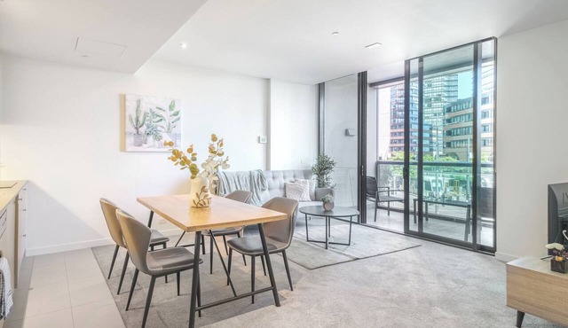 Waterside Docklands 1BR apt with Pool WIFI Parking