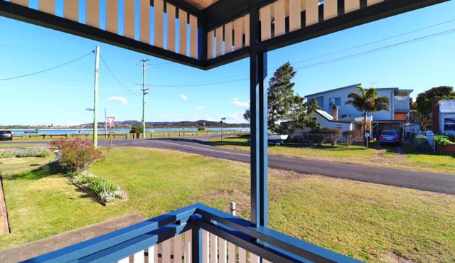 Waterside Retreat at Blacksmiths Beach - Swansea Channel