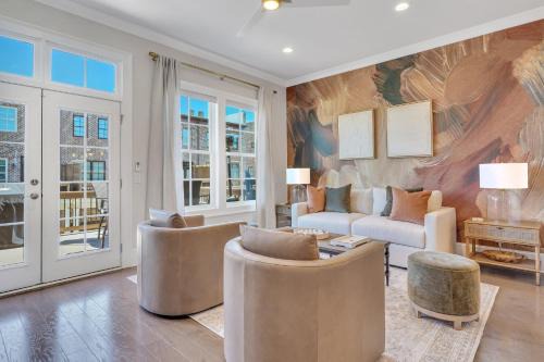 Waterside Retreat, Steps to River Street