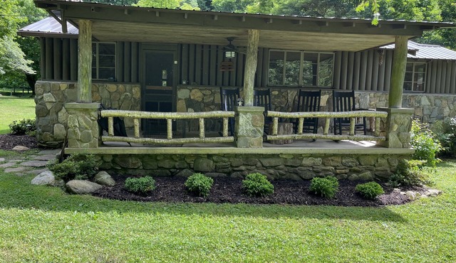 Waterstone Cottage - Outdoor Fireplace, Serene Pond, Rocking Chair Front Porch