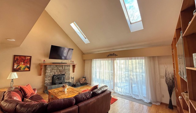 Waterville Estate chalet perfect for relaxing stays Access to Pool, Hot Tub, Gym