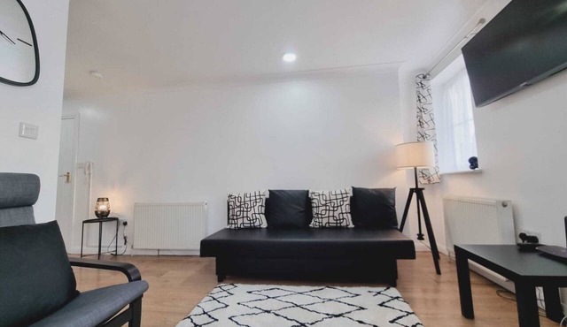Watford WD18 - Central 2Bedroom/1Bathroom Flat w/FREE WiFi and Parking