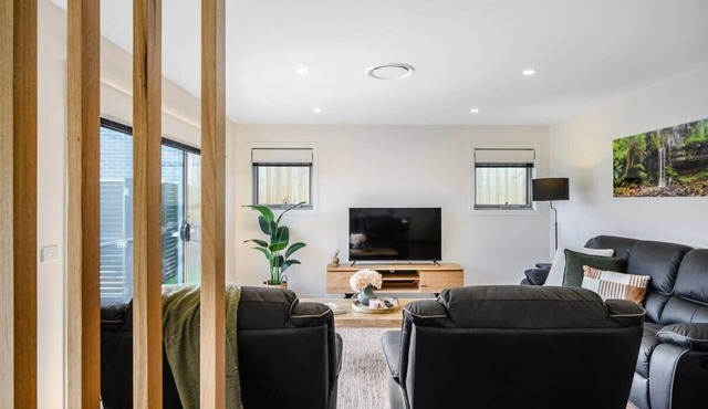 "Wattle Villa" No2 -2BR/2BA–10min to CBD-Airport.