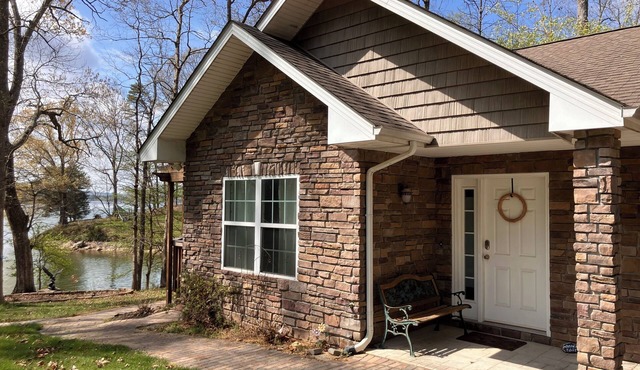 Watts Bar Lakefront Charming 1-bedroom house & dock in Kingston, Harriman