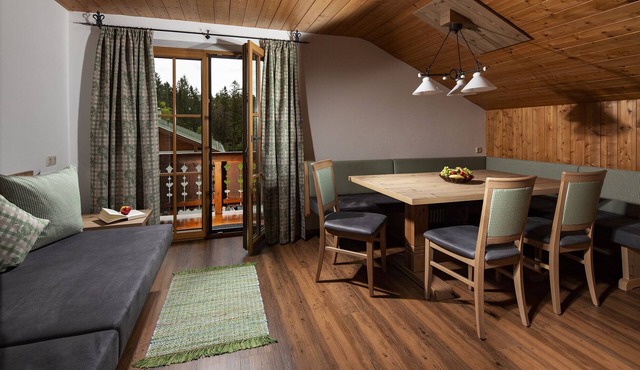 Watzmann, 1-4 Pers., ca. 70 qm, 2 Schlafzimmer, 2x Dusche/WC, Bauernstube, Küche, Balkon
