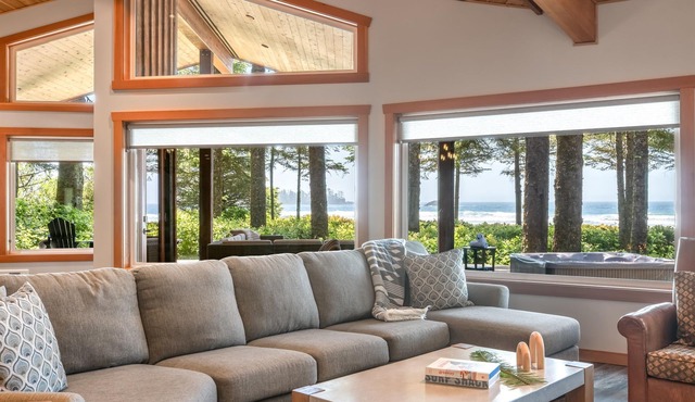 Waves End- Chesterman Beach, hot tub, views!
