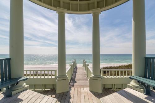 Waves l Community Heated Pool l Close to Town Square & Private Beach Access l Dog Friendly
