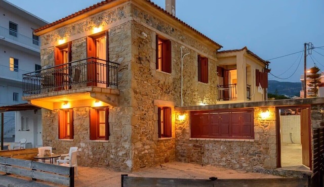 Waveside Sanctuary - Luxurious Seastone Villa